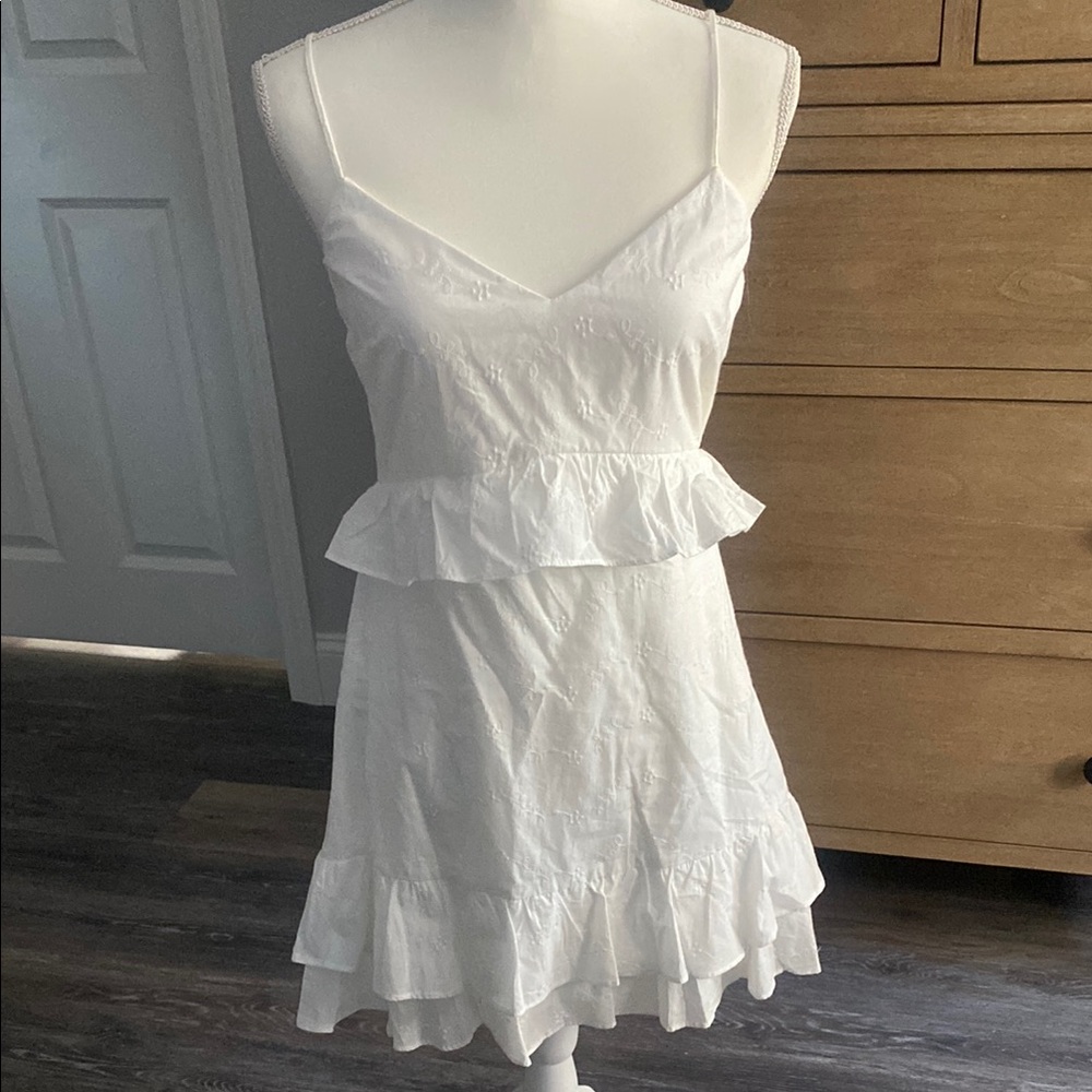 Elegant White Sleeveless Dress